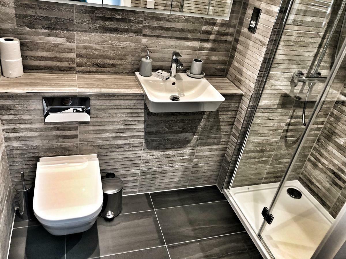 Amazing & Spacious 2 Bed 2 Bath Luxury Apartment With Balcony Free Wifi Sleeps 6 Bushey Exterior foto